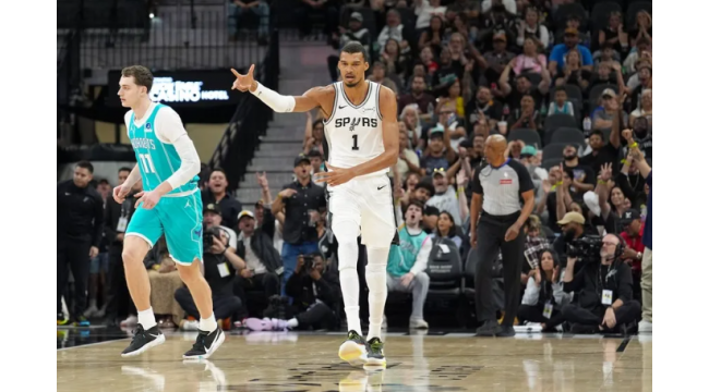 Victor Wembanyama joue en retour alors que les Spurs repoussent les Hornets