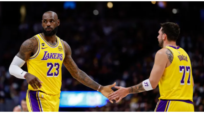 JJ Redick des Lakers salue LeBron James pour le sacrifice de 218 millions de dollars à Austin Reaves et Luka Doncic